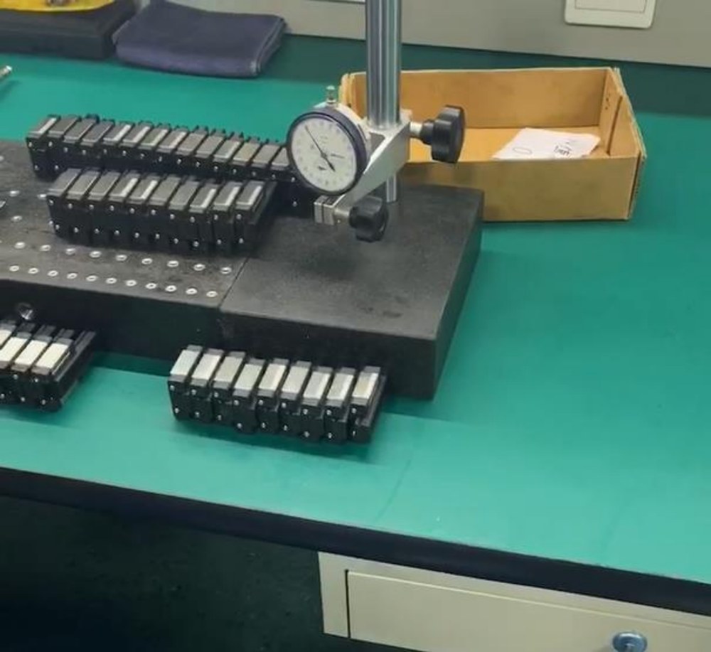 达沃鑫直线导轨滑块质量检验区工作台